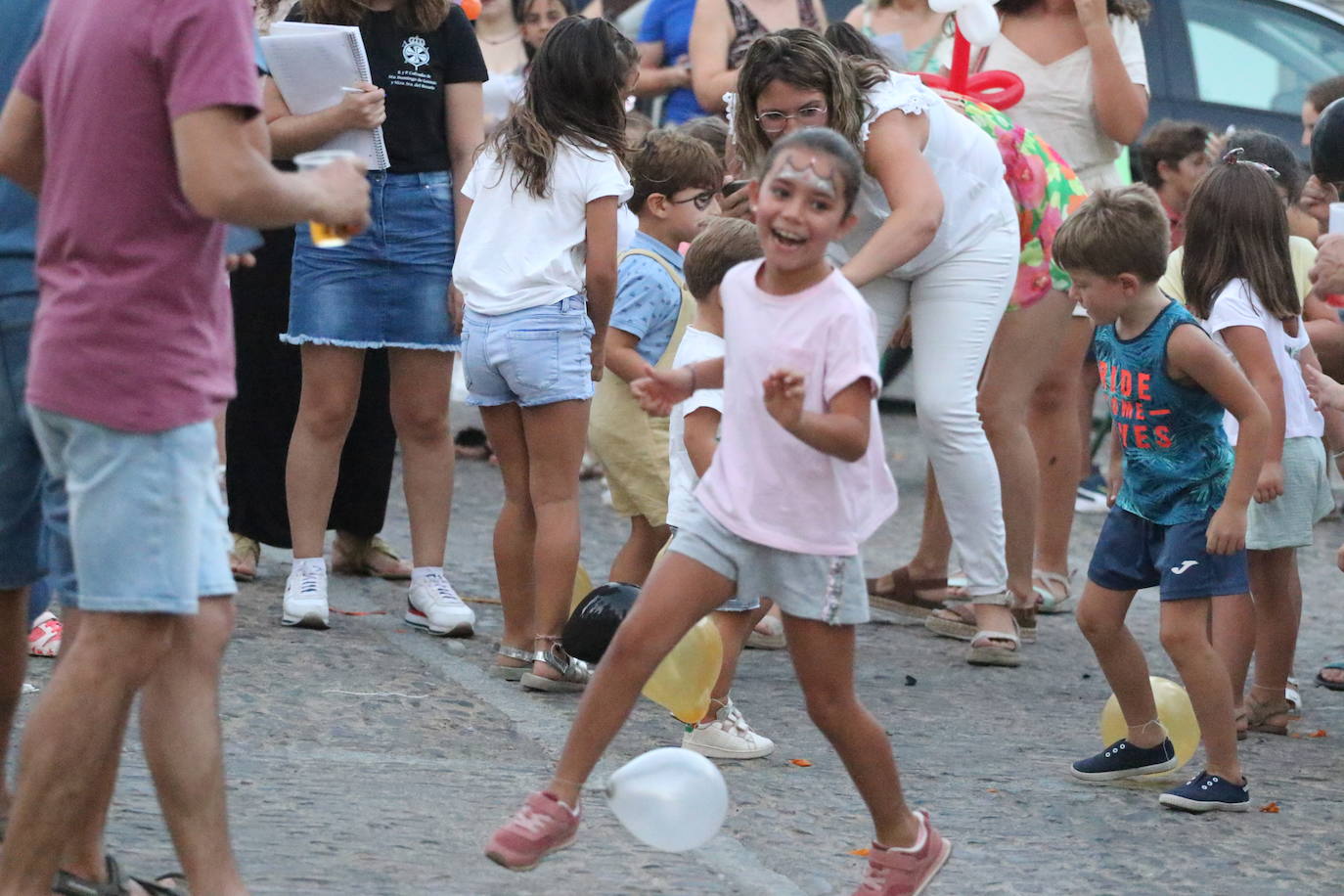 Fotos: La «velá» del barrio de Santa Catalina continúa este sábado con más música y animación