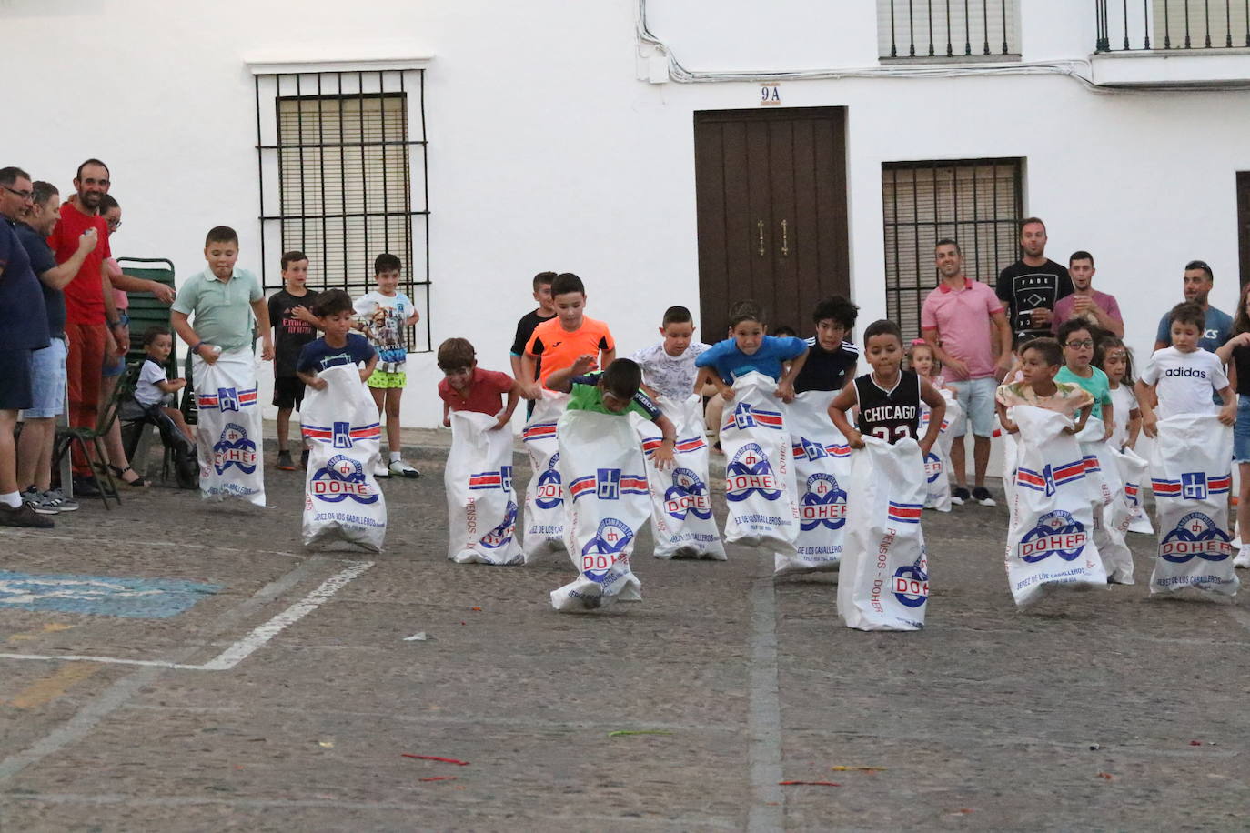 Fotos: La «velá» del barrio de Santa Catalina continúa este sábado con más música y animación
