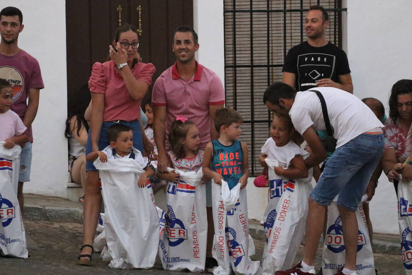 Fotos: La «velá» del barrio de Santa Catalina continúa este sábado con más música y animación