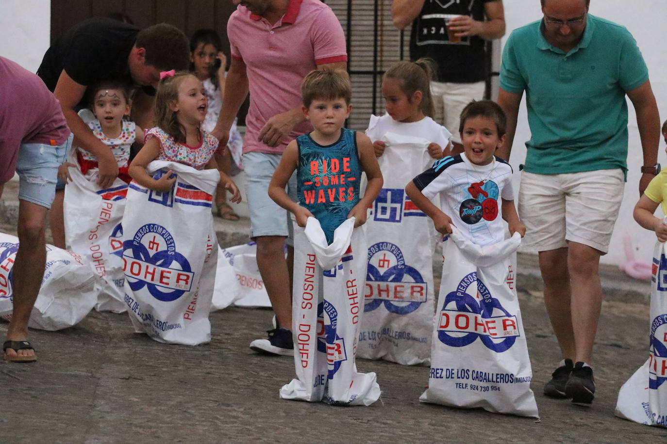 Fotos: La «velá» del barrio de Santa Catalina continúa este sábado con más música y animación