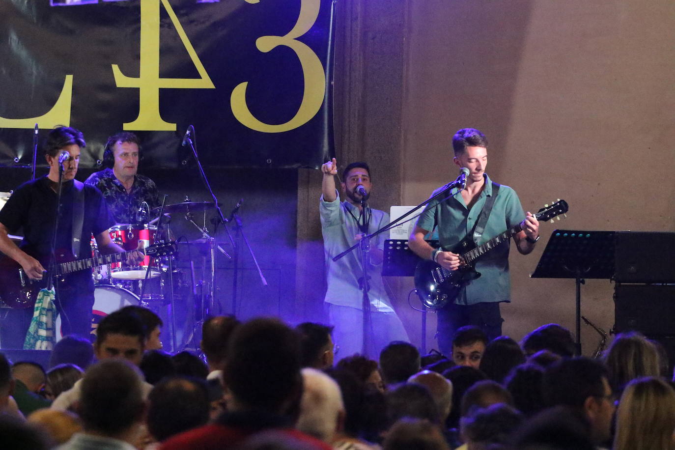 Fotos: La «velá» del barrio de Santa Catalina continúa este sábado con más música y animación