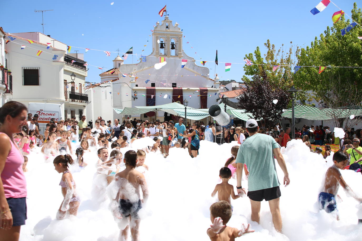 Fotos: Los más pequeños disfrutan con los juegos tradicionales en la «velá» del barrio de los Santos Mártires