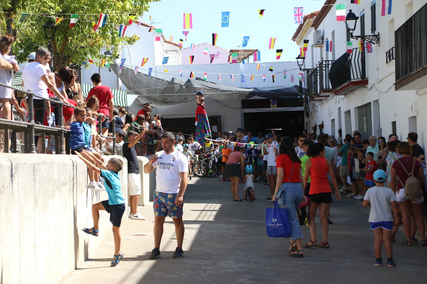 Fotos: Los más pequeños disfrutan con los juegos tradicionales en la «velá» del barrio de los Santos Mártires