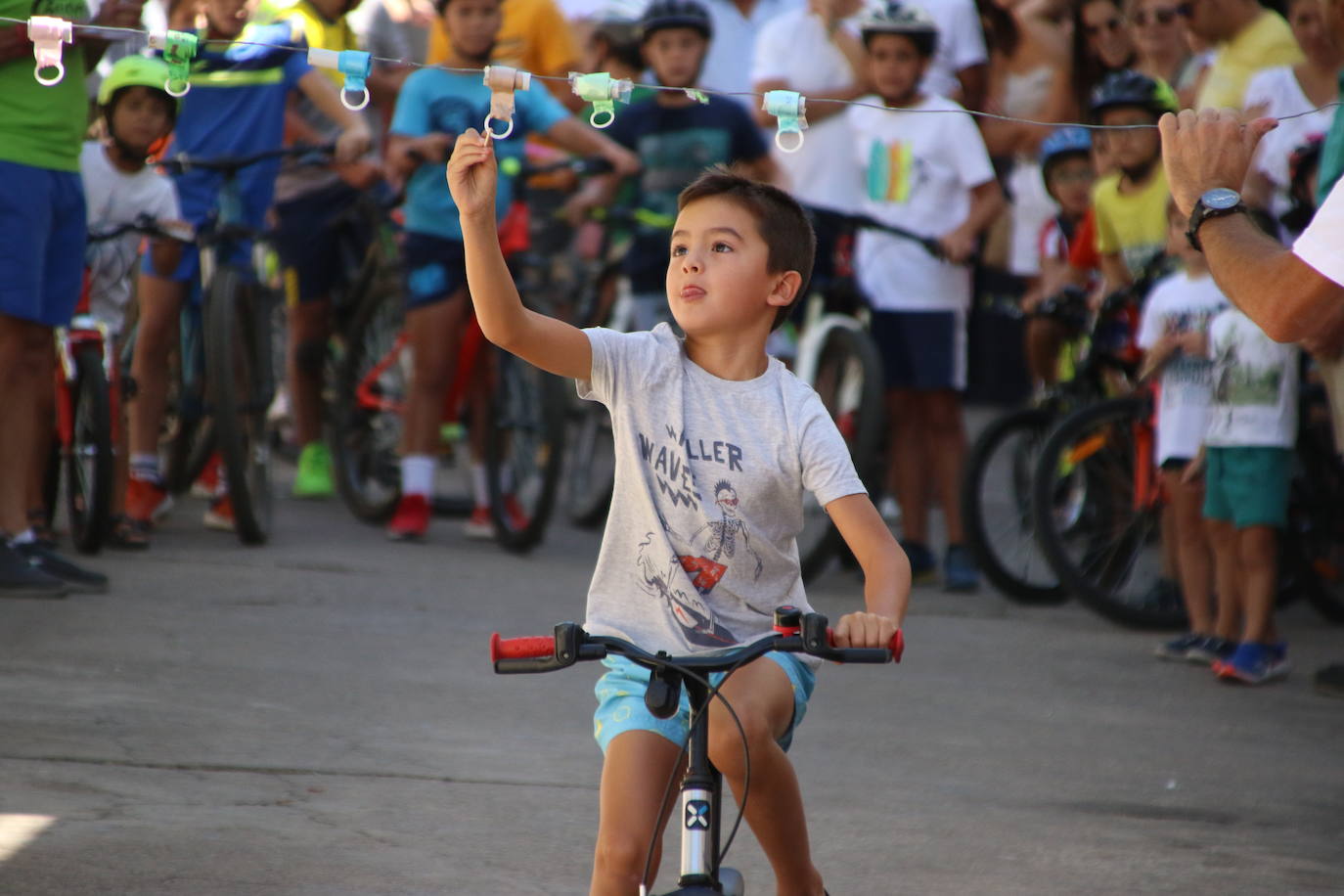 Fotos: Los más pequeños disfrutan con los juegos tradicionales en la «velá» del barrio de los Santos Mártires