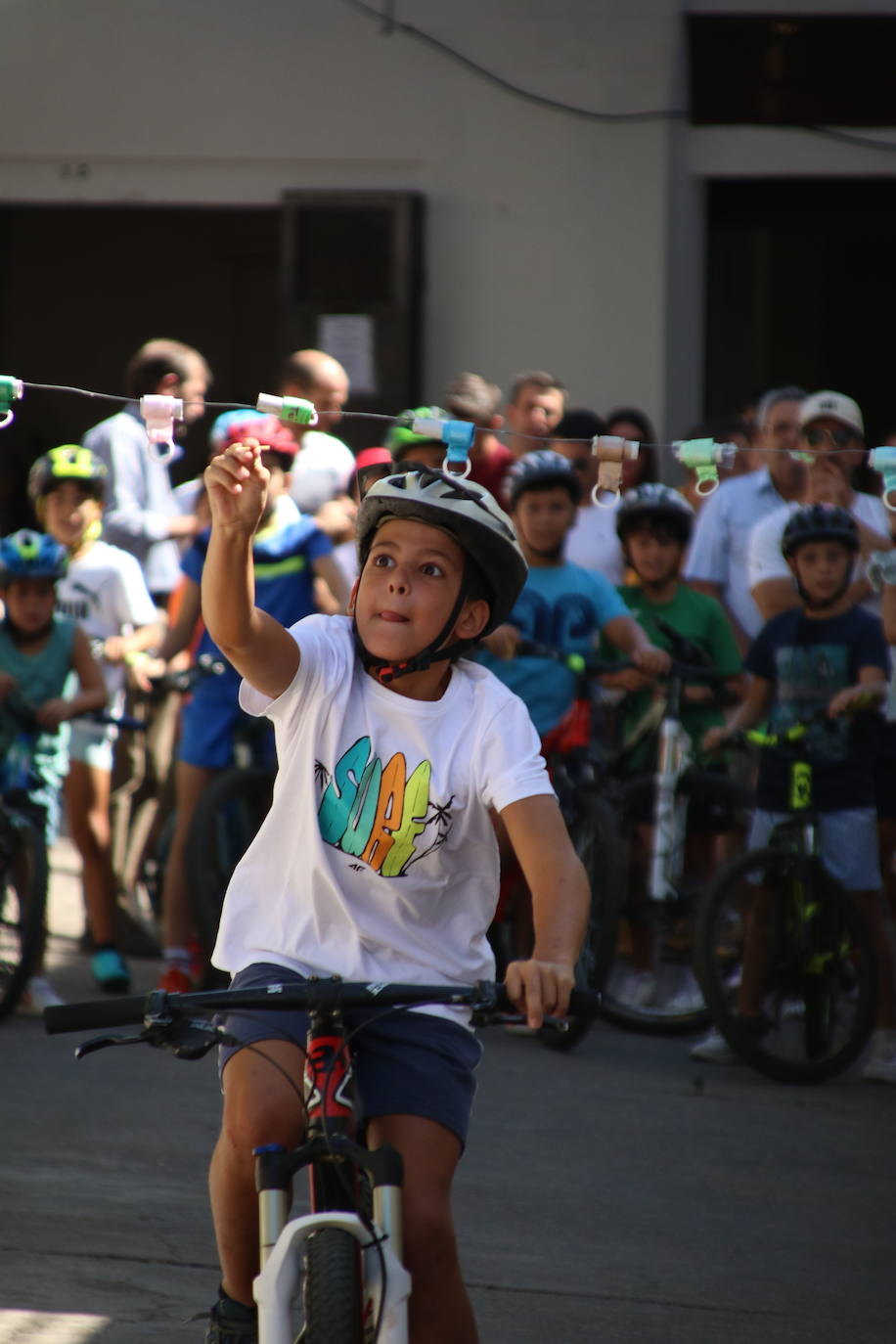 Fotos: Los más pequeños disfrutan con los juegos tradicionales en la «velá» del barrio de los Santos Mártires