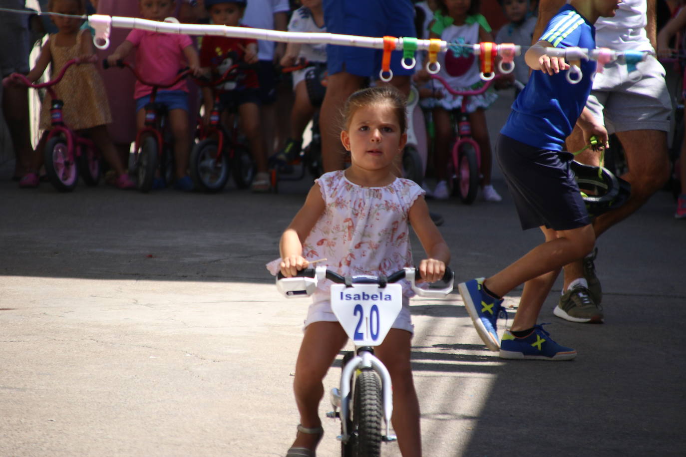 Fotos: Los más pequeños disfrutan con los juegos tradicionales en la «velá» del barrio de los Santos Mártires