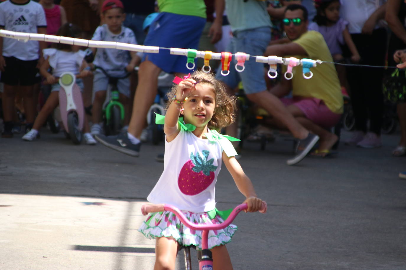 Fotos: Los más pequeños disfrutan con los juegos tradicionales en la «velá» del barrio de los Santos Mártires