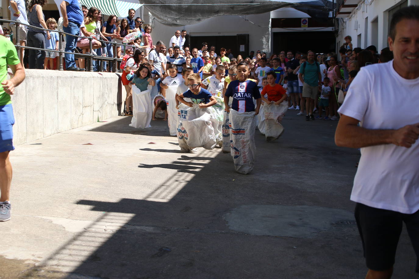 Fotos: Los más pequeños disfrutan con los juegos tradicionales en la «velá» del barrio de los Santos Mártires