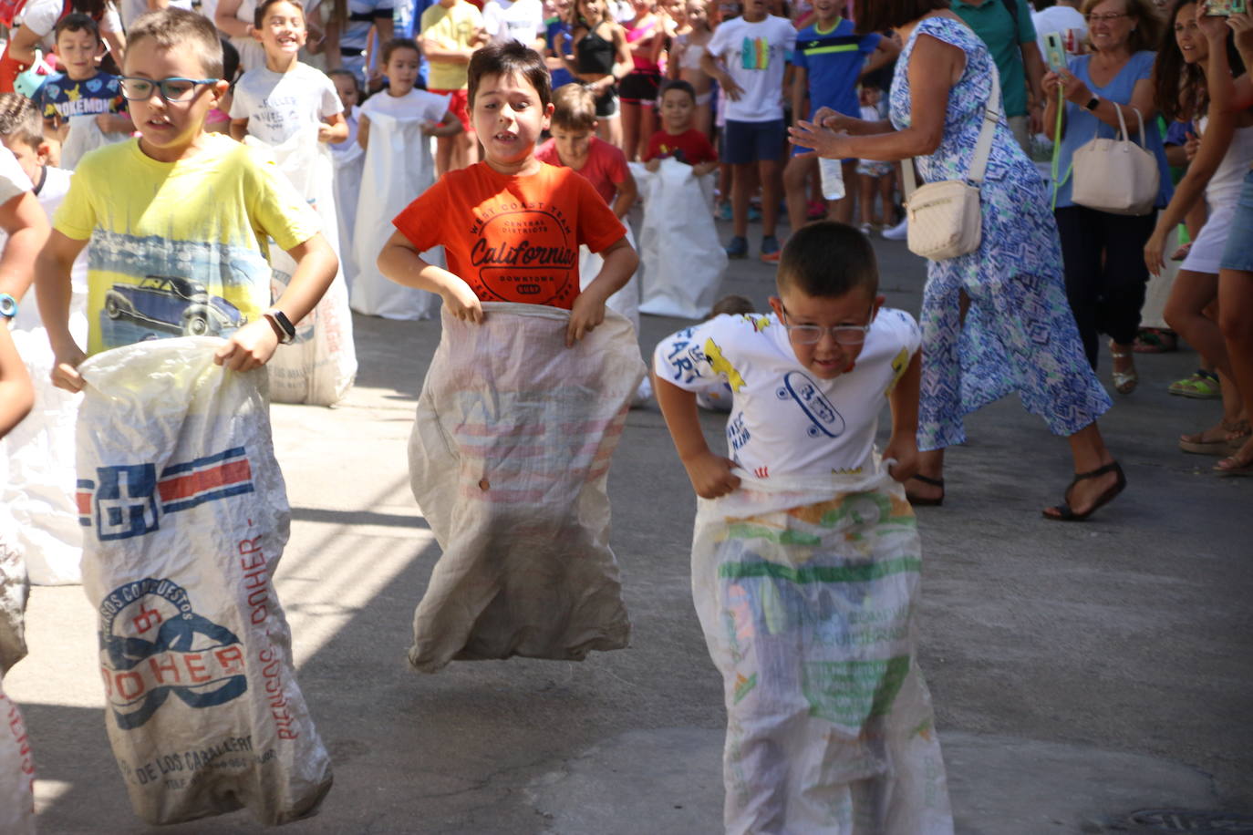 Fotos: Los más pequeños disfrutan con los juegos tradicionales en la «velá» del barrio de los Santos Mártires
