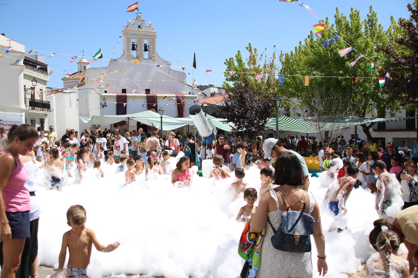 Fotos: Los más pequeños disfrutan con los juegos tradicionales en la «velá» del barrio de los Santos Mártires