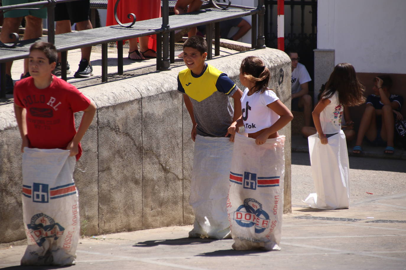 Fotos: Los más pequeños disfrutan con los juegos tradicionales en la «velá» del barrio de los Santos Mártires