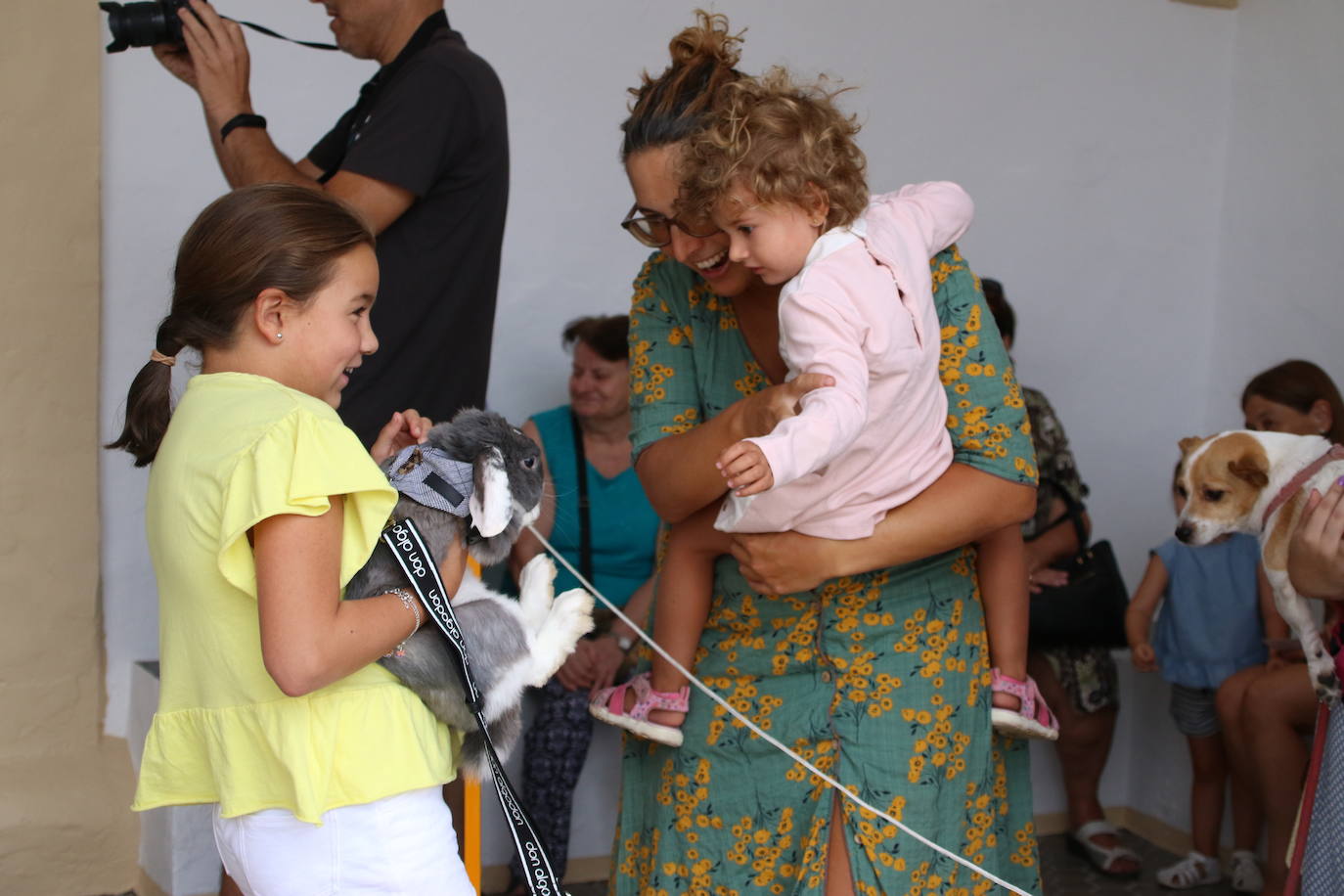 Fotos: La «velá» del barrio de San Roque continúa con la tradicional bendición de animales y los juegos infantiles