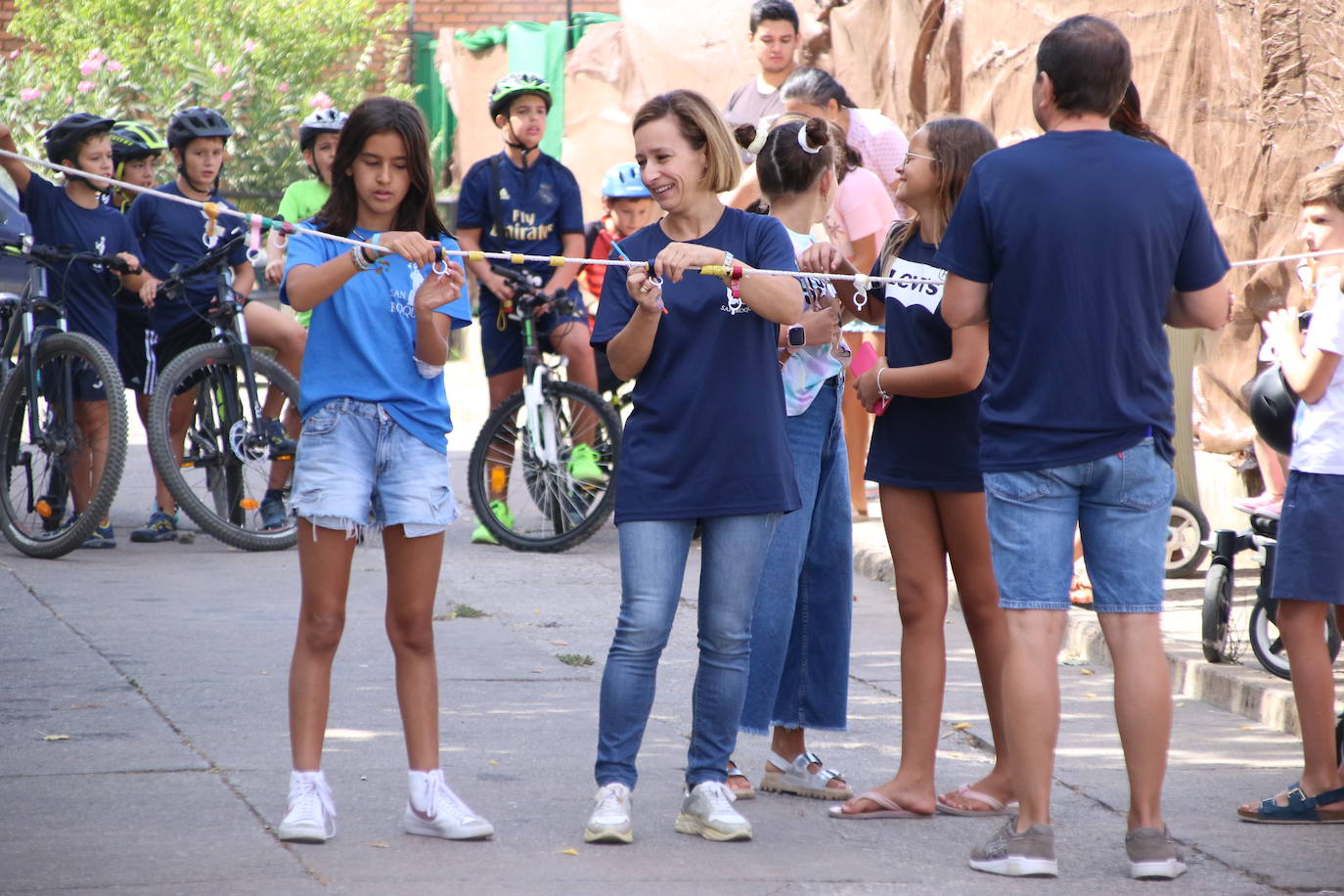 Fotos: La «velá» del barrio de San Roque continúa con la tradicional bendición de animales y los juegos infantiles