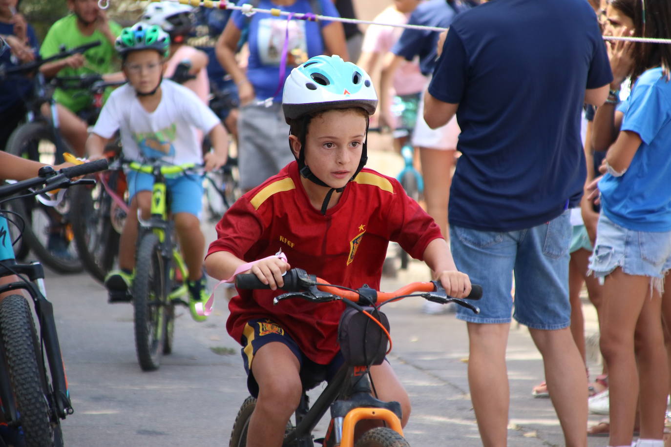 Fotos: La «velá» del barrio de San Roque continúa con la tradicional bendición de animales y los juegos infantiles