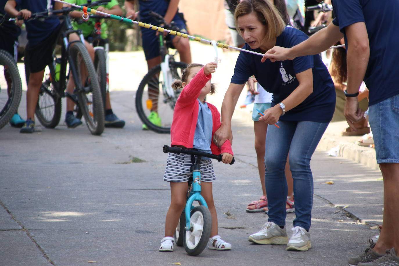 Fotos: La «velá» del barrio de San Roque continúa con la tradicional bendición de animales y los juegos infantiles