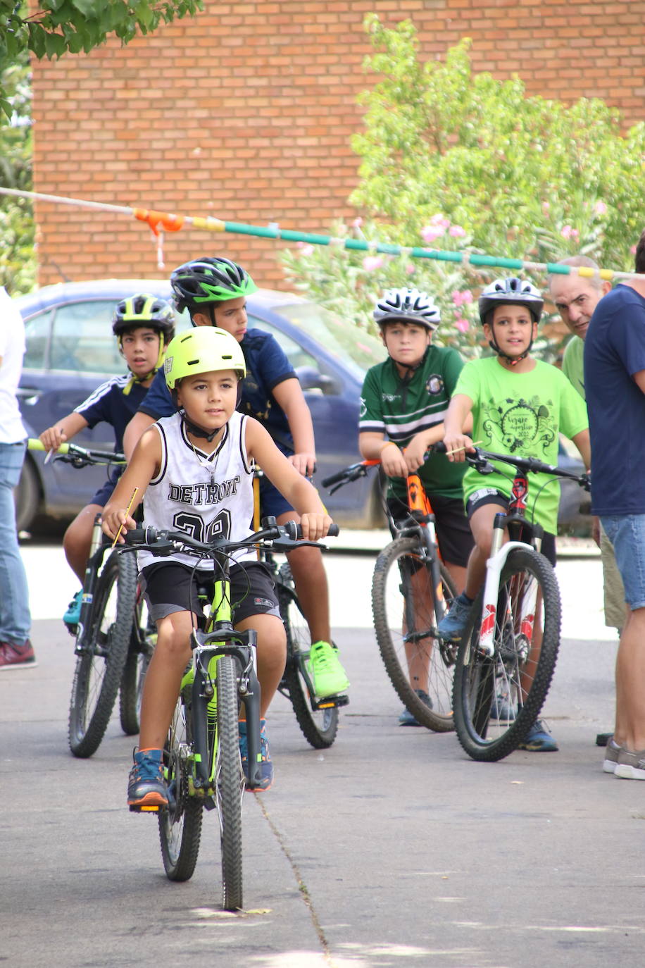 Fotos: La «velá» del barrio de San Roque continúa con la tradicional bendición de animales y los juegos infantiles