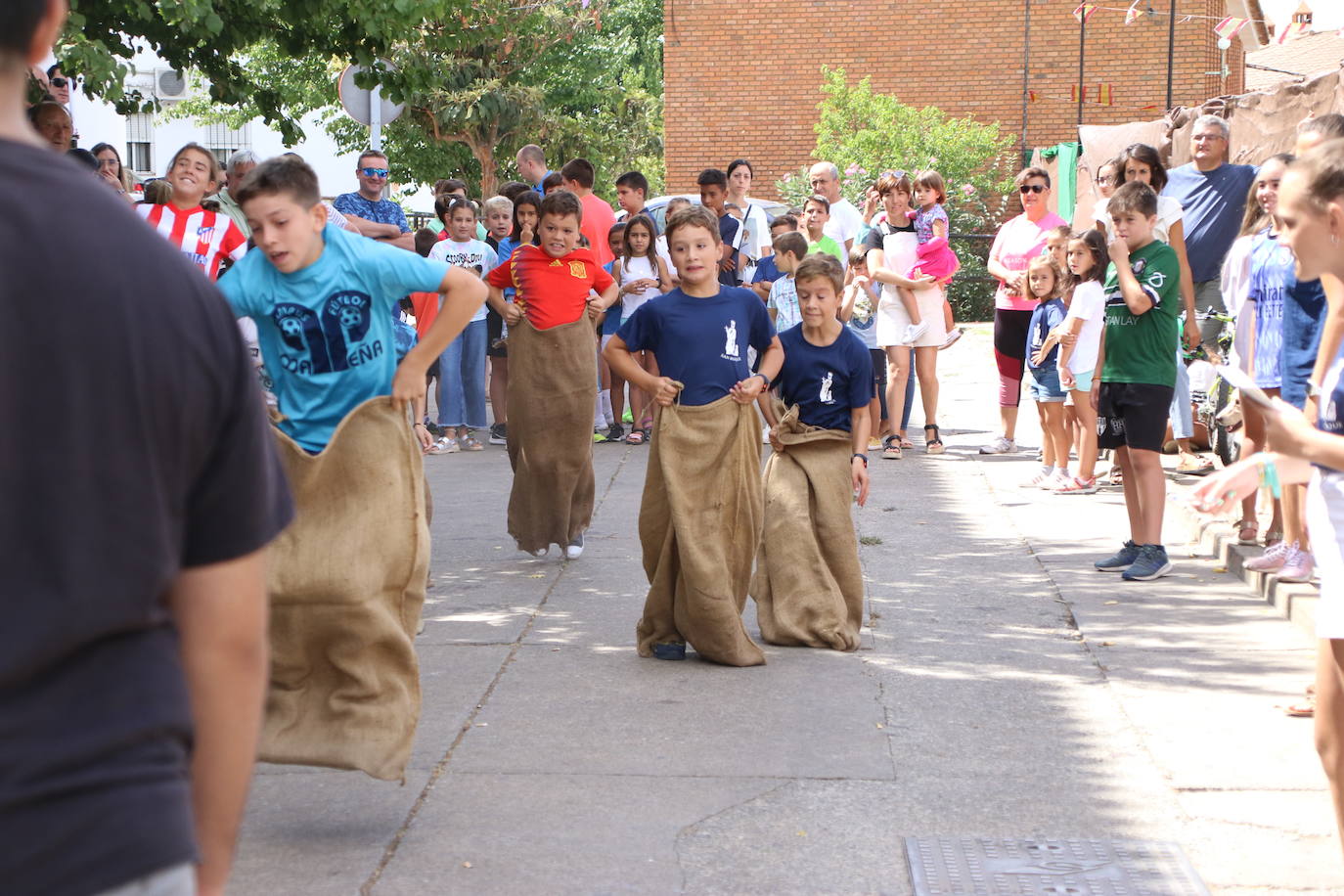 Fotos: La «velá» del barrio de San Roque continúa con la tradicional bendición de animales y los juegos infantiles