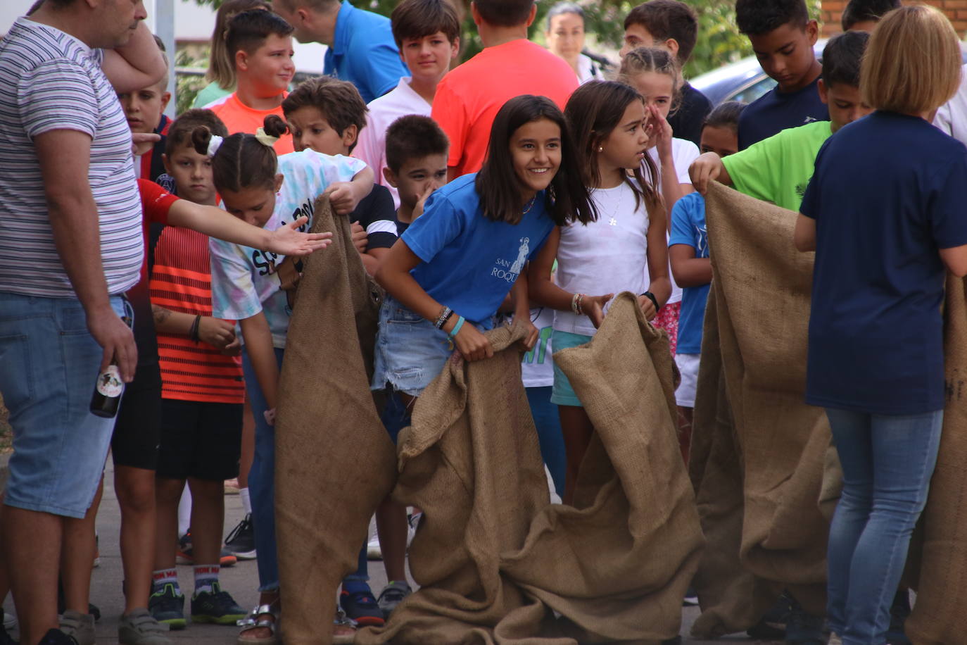 Fotos: La «velá» del barrio de San Roque continúa con la tradicional bendición de animales y los juegos infantiles