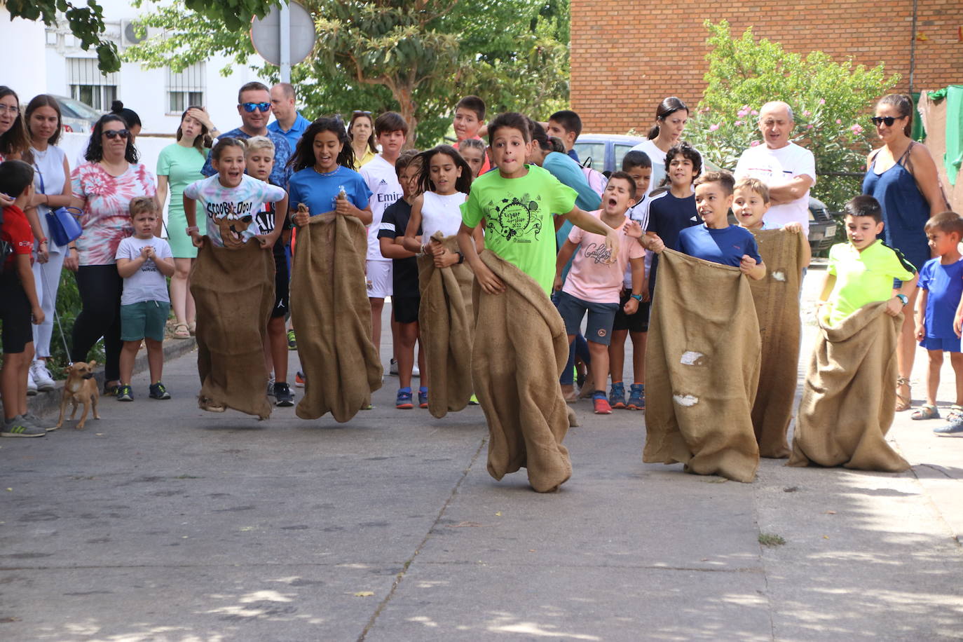 Fotos: La «velá» del barrio de San Roque continúa con la tradicional bendición de animales y los juegos infantiles