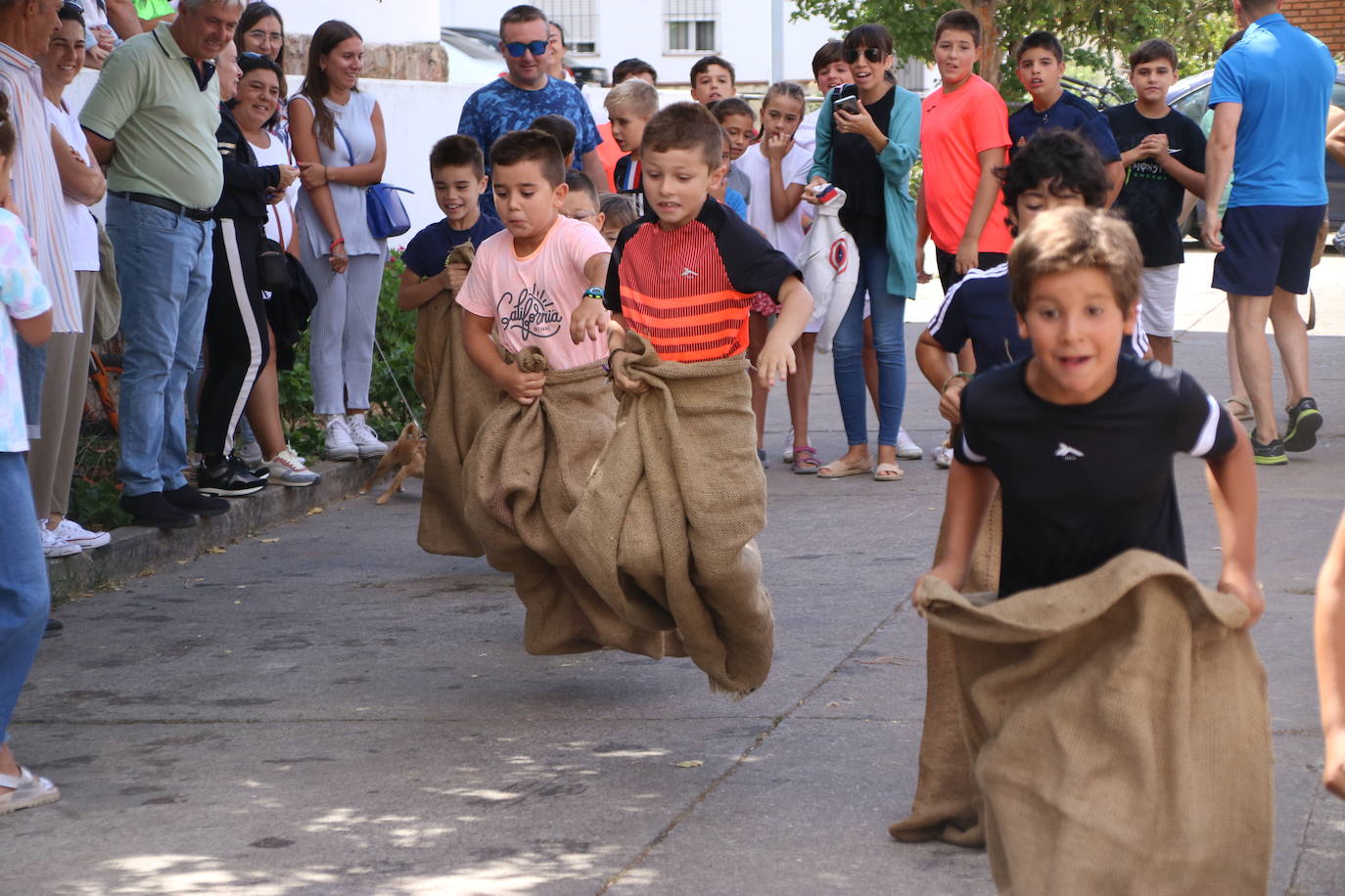 Fotos: La «velá» del barrio de San Roque continúa con la tradicional bendición de animales y los juegos infantiles