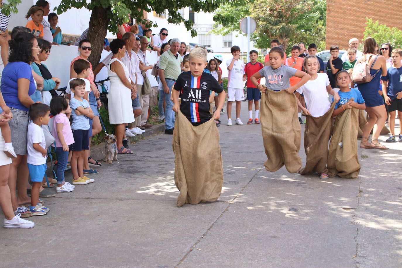 Fotos: La «velá» del barrio de San Roque continúa con la tradicional bendición de animales y los juegos infantiles