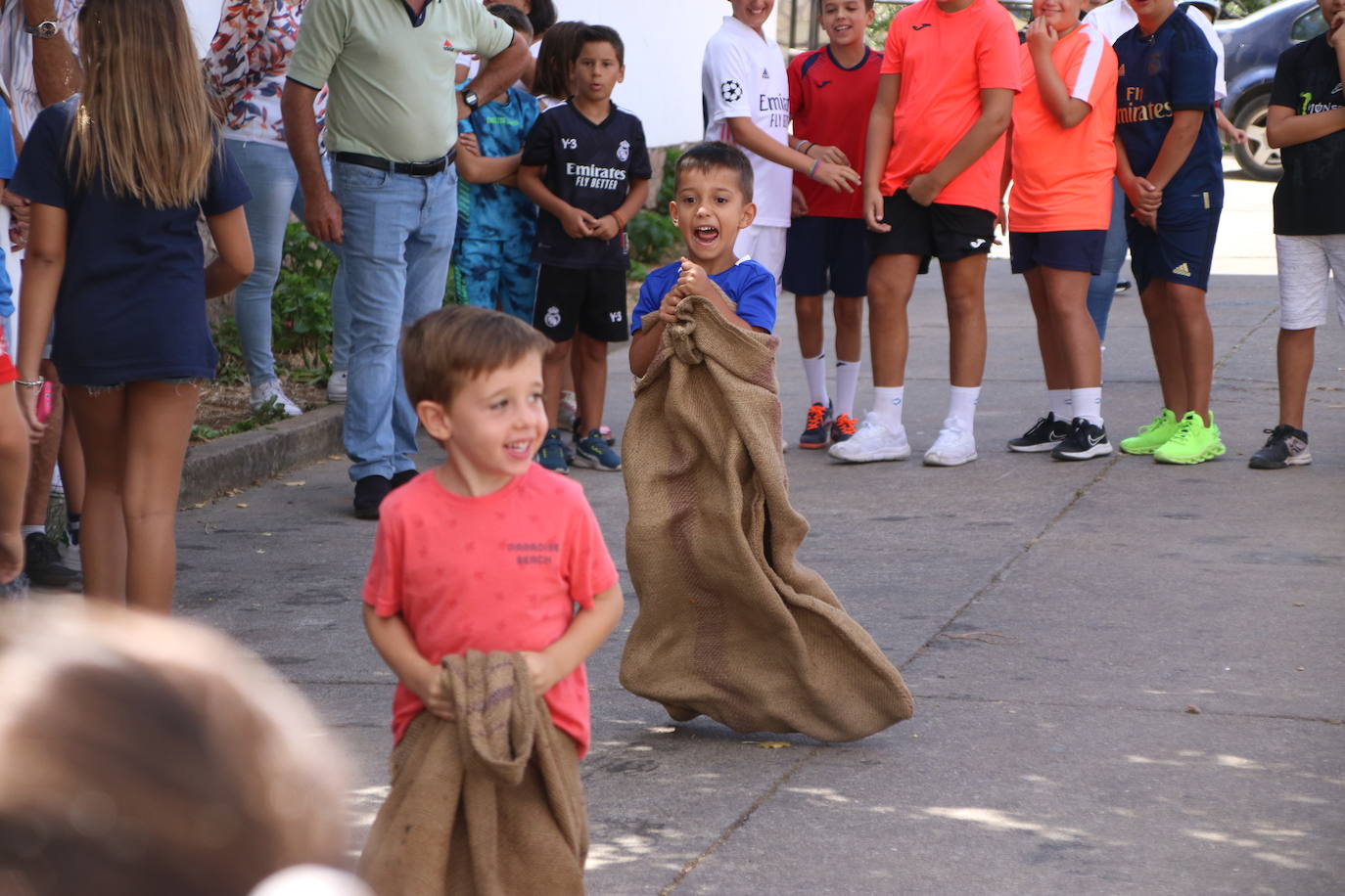Fotos: La «velá» del barrio de San Roque continúa con la tradicional bendición de animales y los juegos infantiles