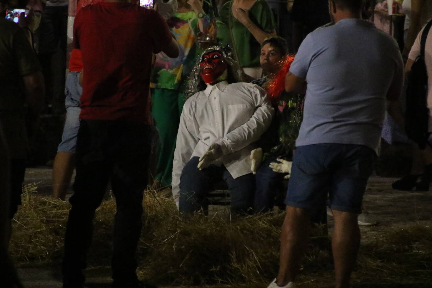 Fotos: Noche de fuego y tradición en el Llano de Santa María con la «quema del rabo del diablo»