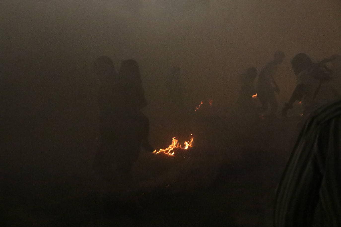 Fotos: Noche de fuego y tradición en el Llano de Santa María con la «quema del rabo del diablo»