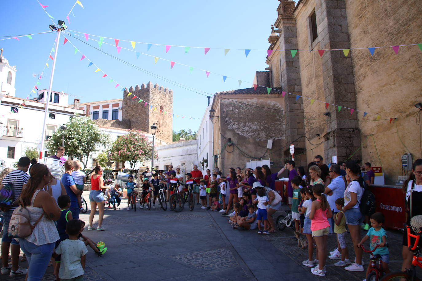 Fotos: El barrio de Santa María continúa este sábado con su tradicional «velá»