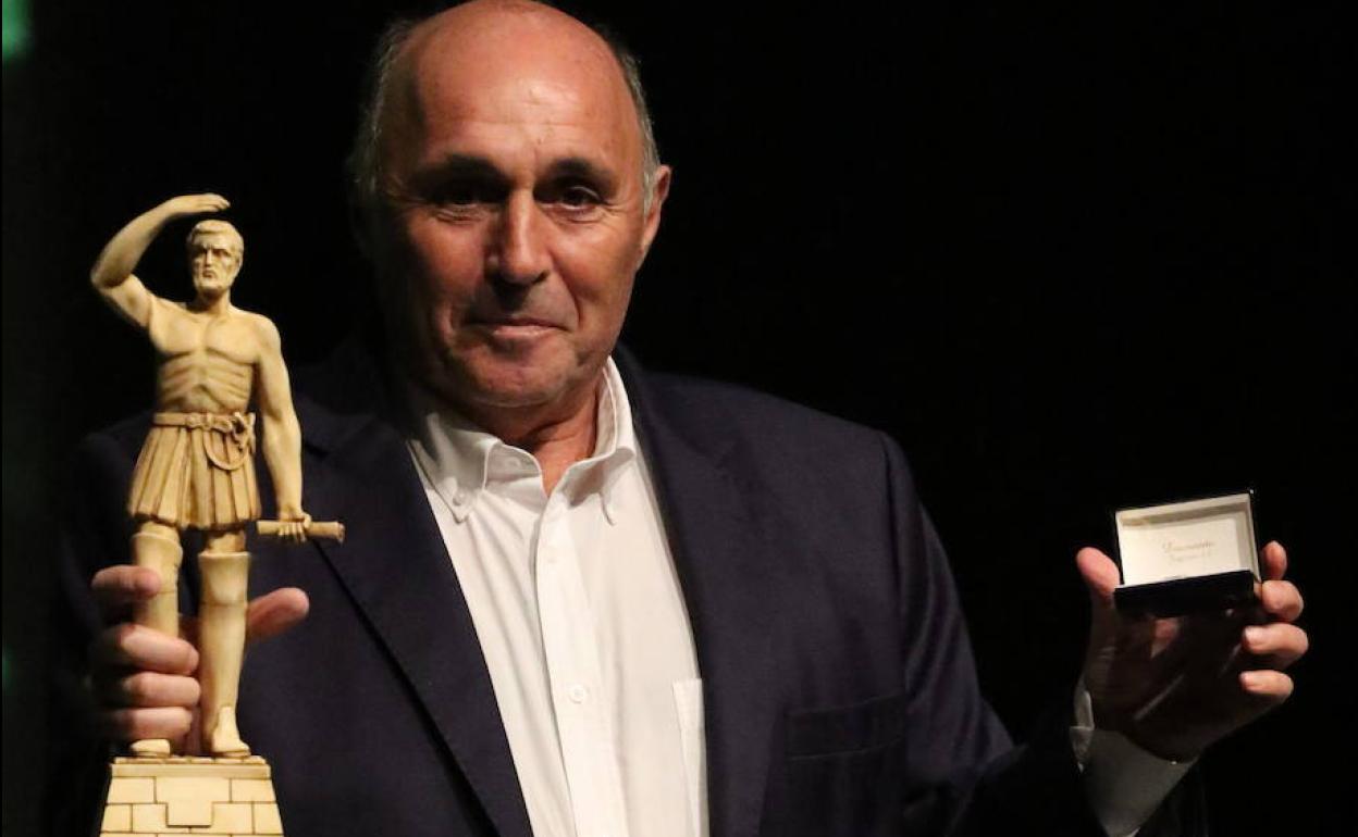 Ricardo Leal Cordobés recibe el nombramiento de Jerezano ilustre de Jerez de los Caballeros