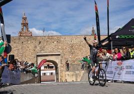 Adrien Maire celebra el triunfo a su llegada a la meta de Jerez de los Caballeros que le visitó de amarillo como ganador de la Vuelta a Extremadura.