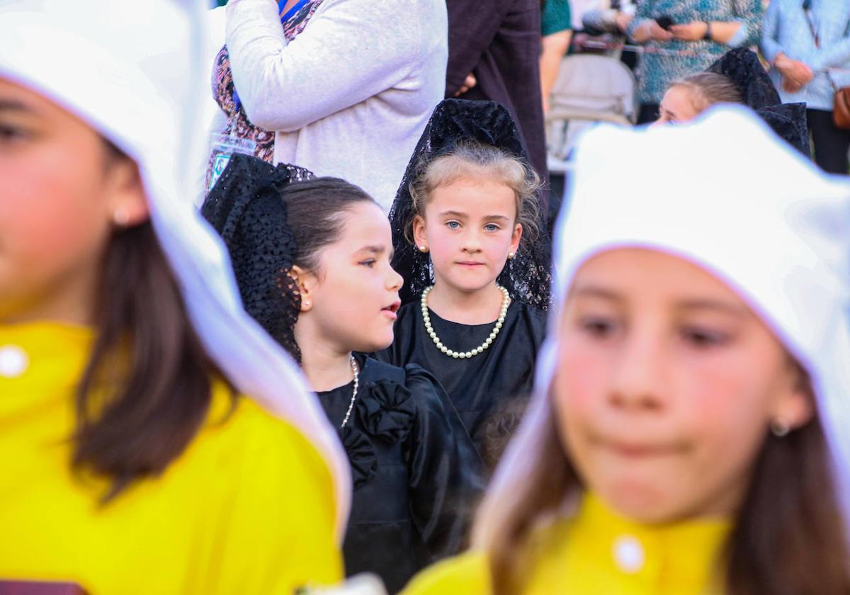 Galería I: La Semana Santa infantil del CEIP «El Rodeo» vuelve a ensalzar el legado cofrade de Jerez de los Caballeros