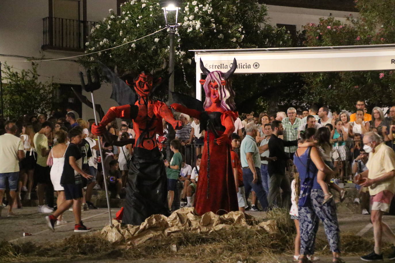 La «Quema del rabo del diablo», en imágenes