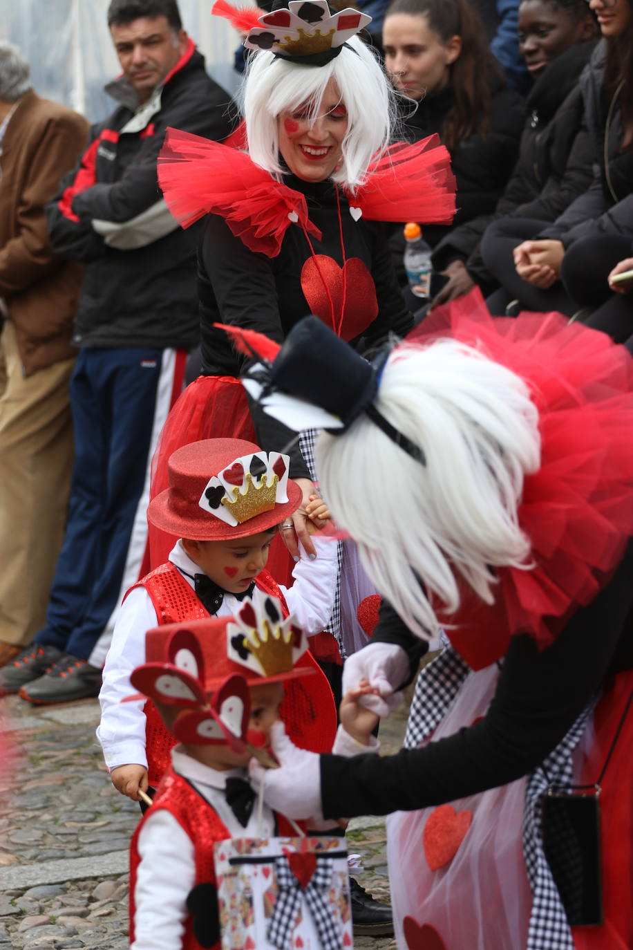 Fotos: Arranca el Carnaval en Jerez de los Caballeros con el desfile de los centros educativos