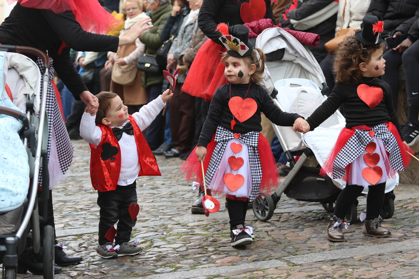 Fotos: Arranca el Carnaval en Jerez de los Caballeros con el desfile de los centros educativos