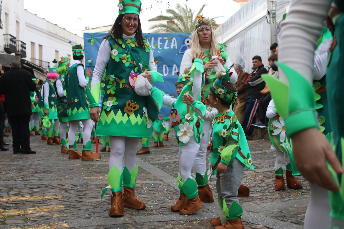 Fotos: Arranca el Carnaval en Jerez de los Caballeros con el desfile de los centros educativos