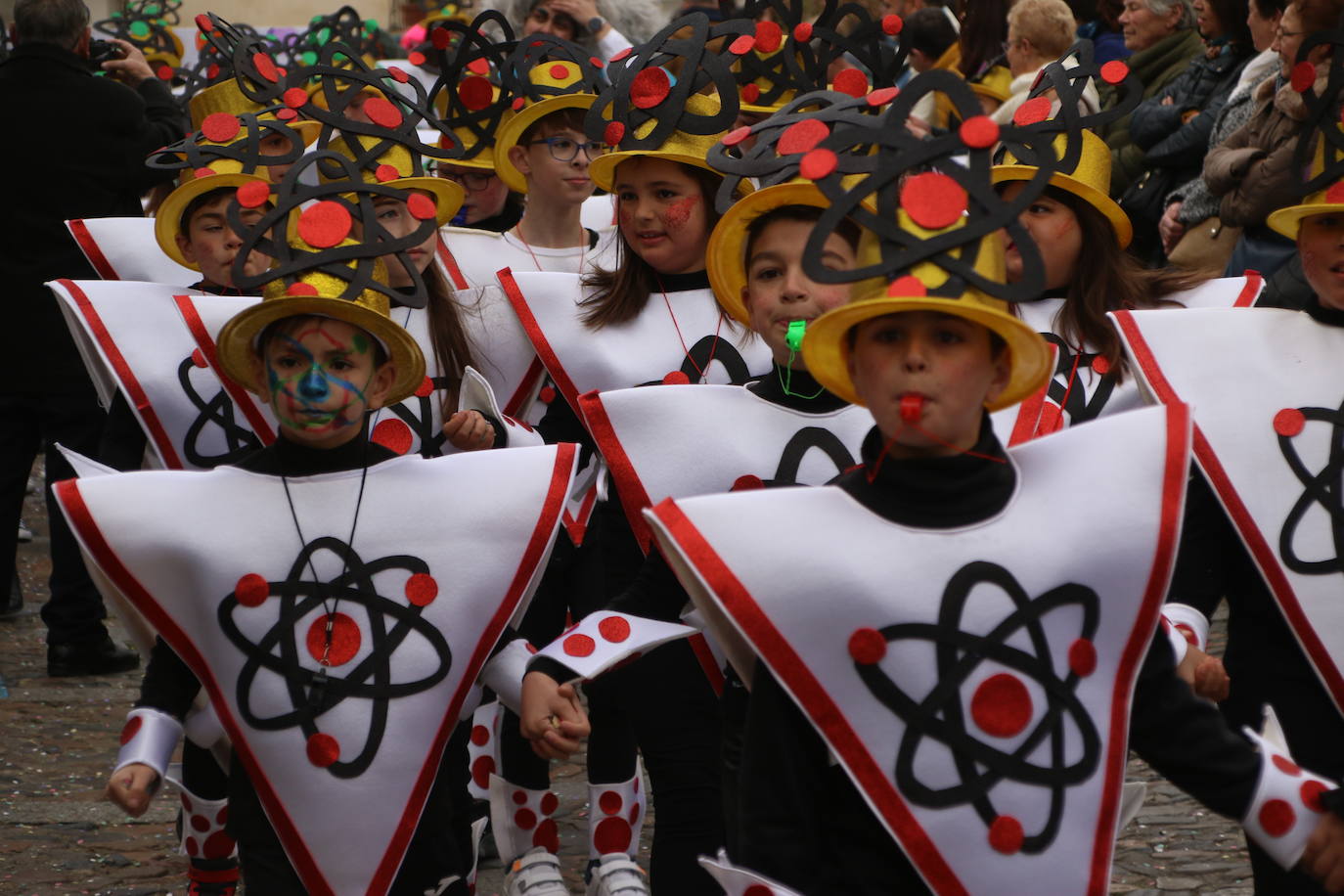 Fotos: Arranca el Carnaval en Jerez de los Caballeros con el desfile de los centros educativos