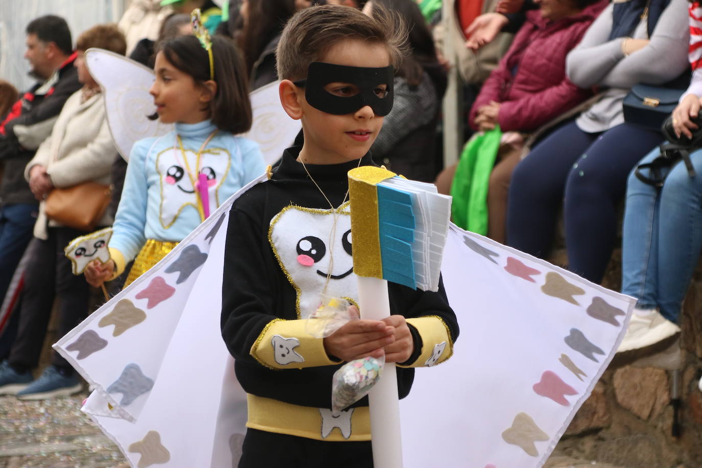 Fotos: Arranca el Carnaval en Jerez de los Caballeros con el desfile de los centros educativos