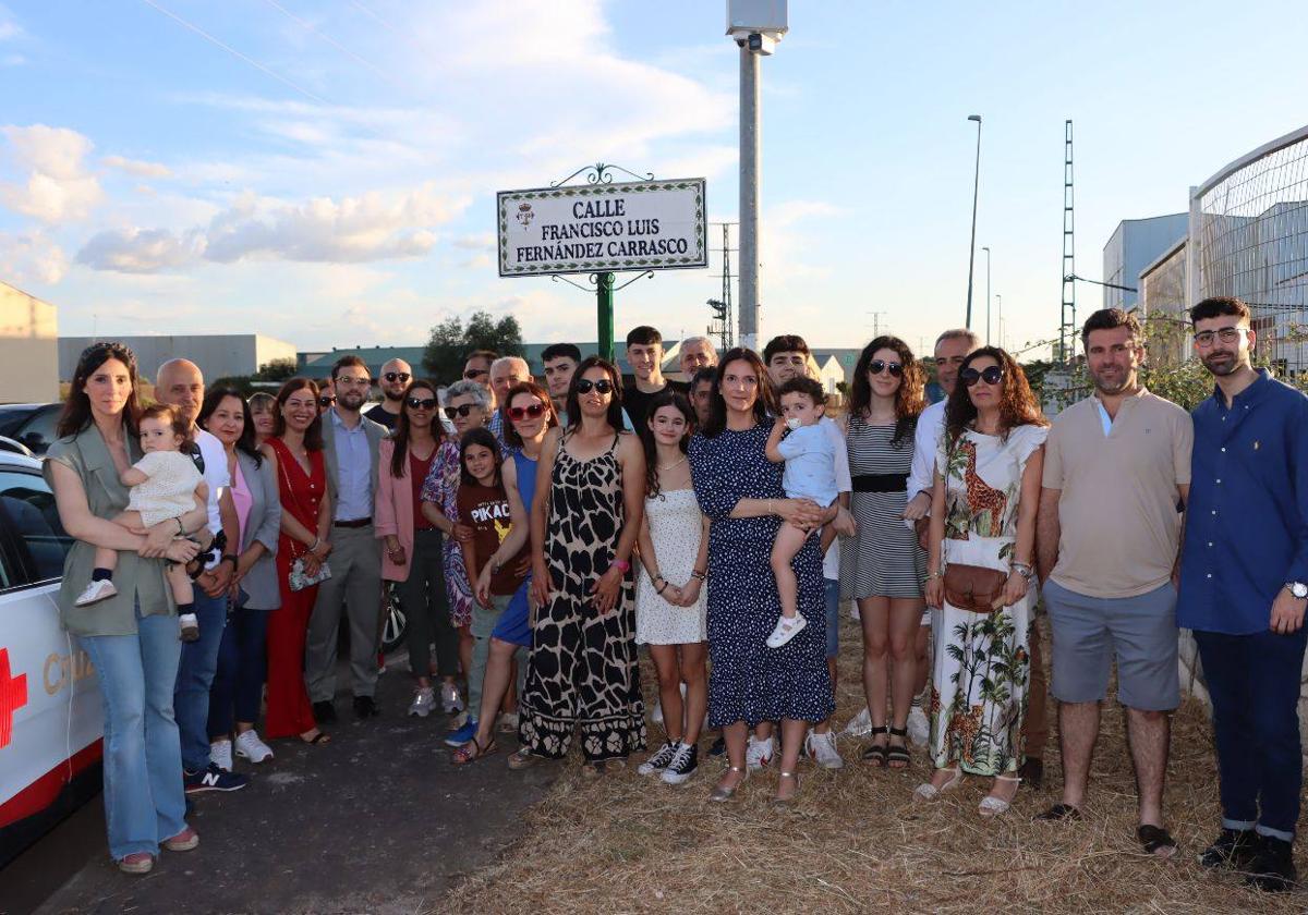 La familia de uno de los homenajeados y la Corporación municipal junto a la placa.