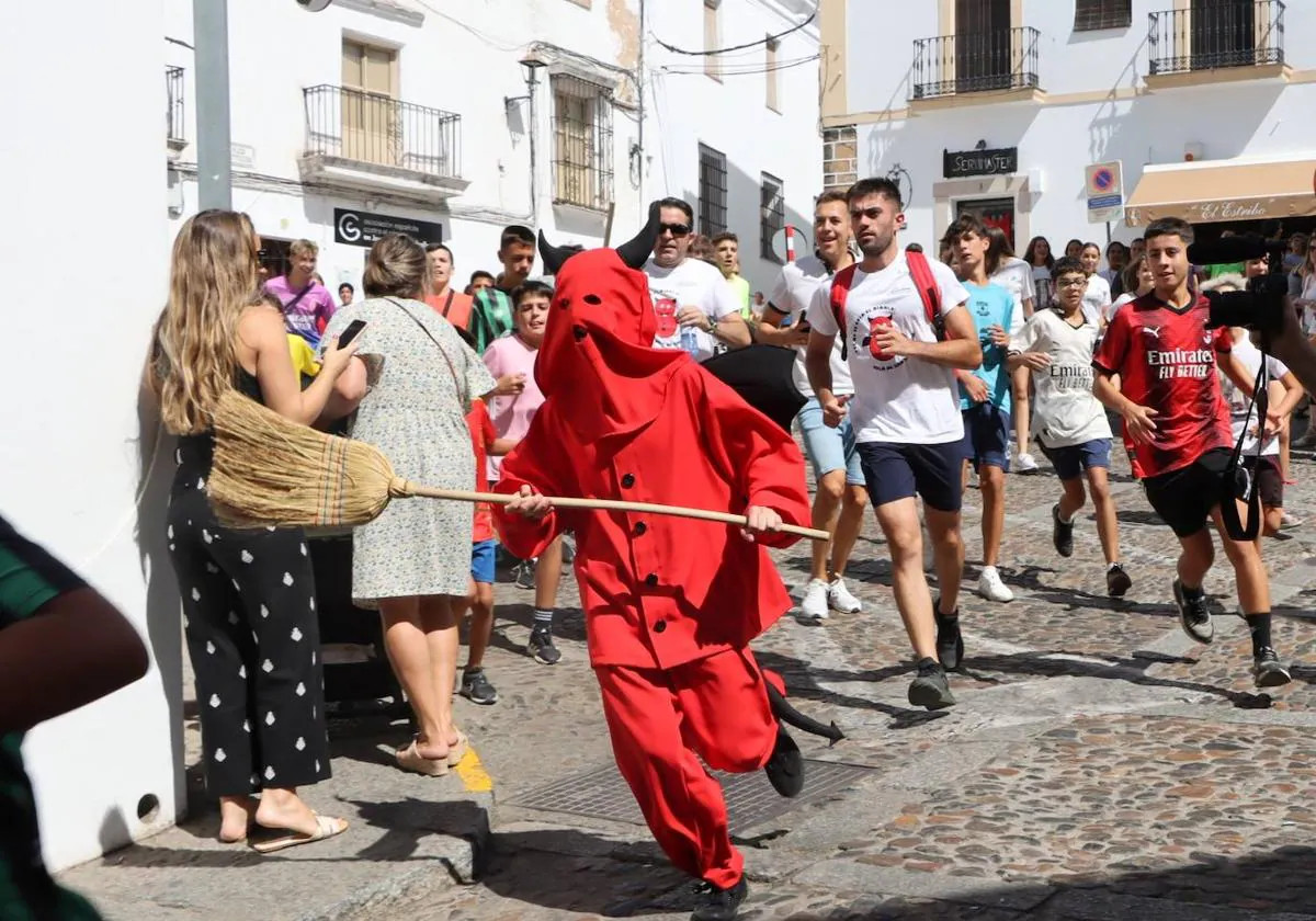 Emoción, alegría y tradición durante la 'Salida del diablo'