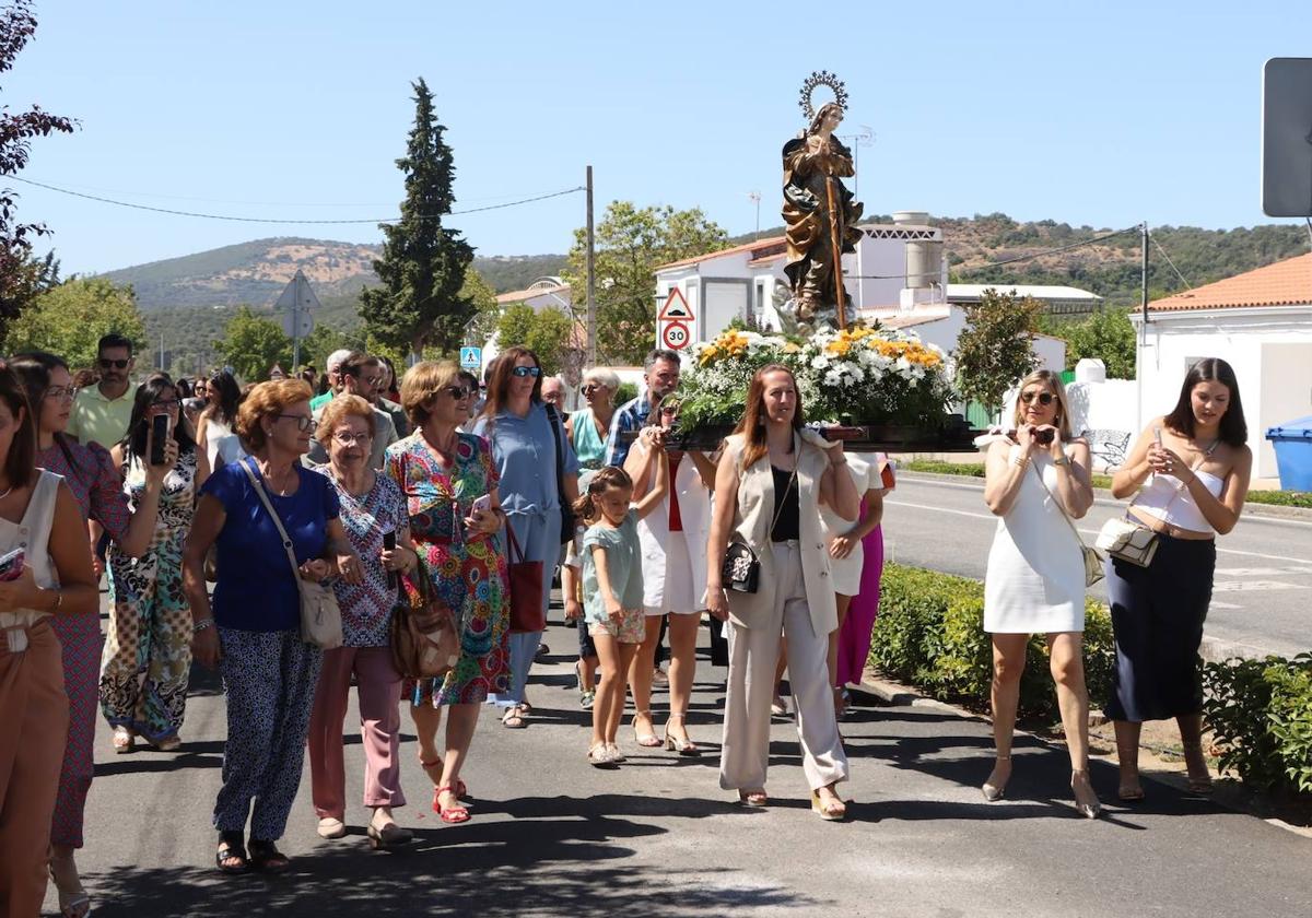 Los vecinos se echaron a la calle para acompañar a su patrona en la procesión.