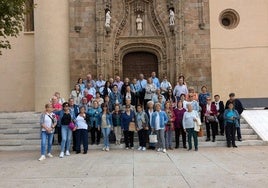 Un grupo de socios socias del hogar de Mayores 'Mari Sousa' participa en un viaje a Villafranca de los Barros
