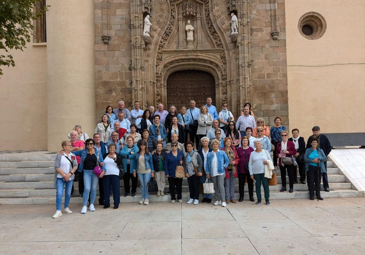 Un grupo de socios socias del hogar de Mayores 'Mari Sousa' participa en un viaje a Villafranca de los Barros