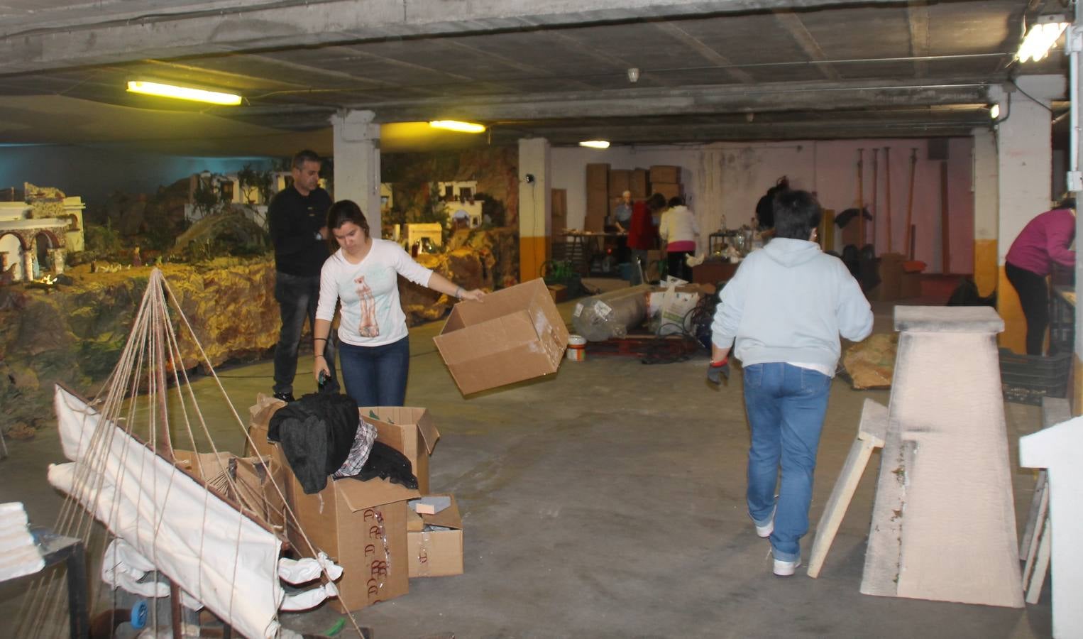La labor para el montaje de las escenas que conforman este belén se intensifica en estos días