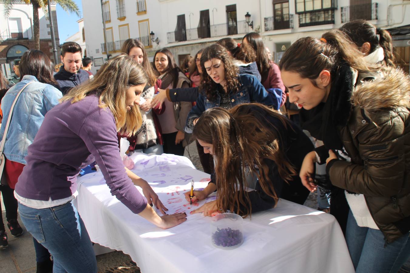 Jóvenes dejando su huella contra la violencia de género. P.D.