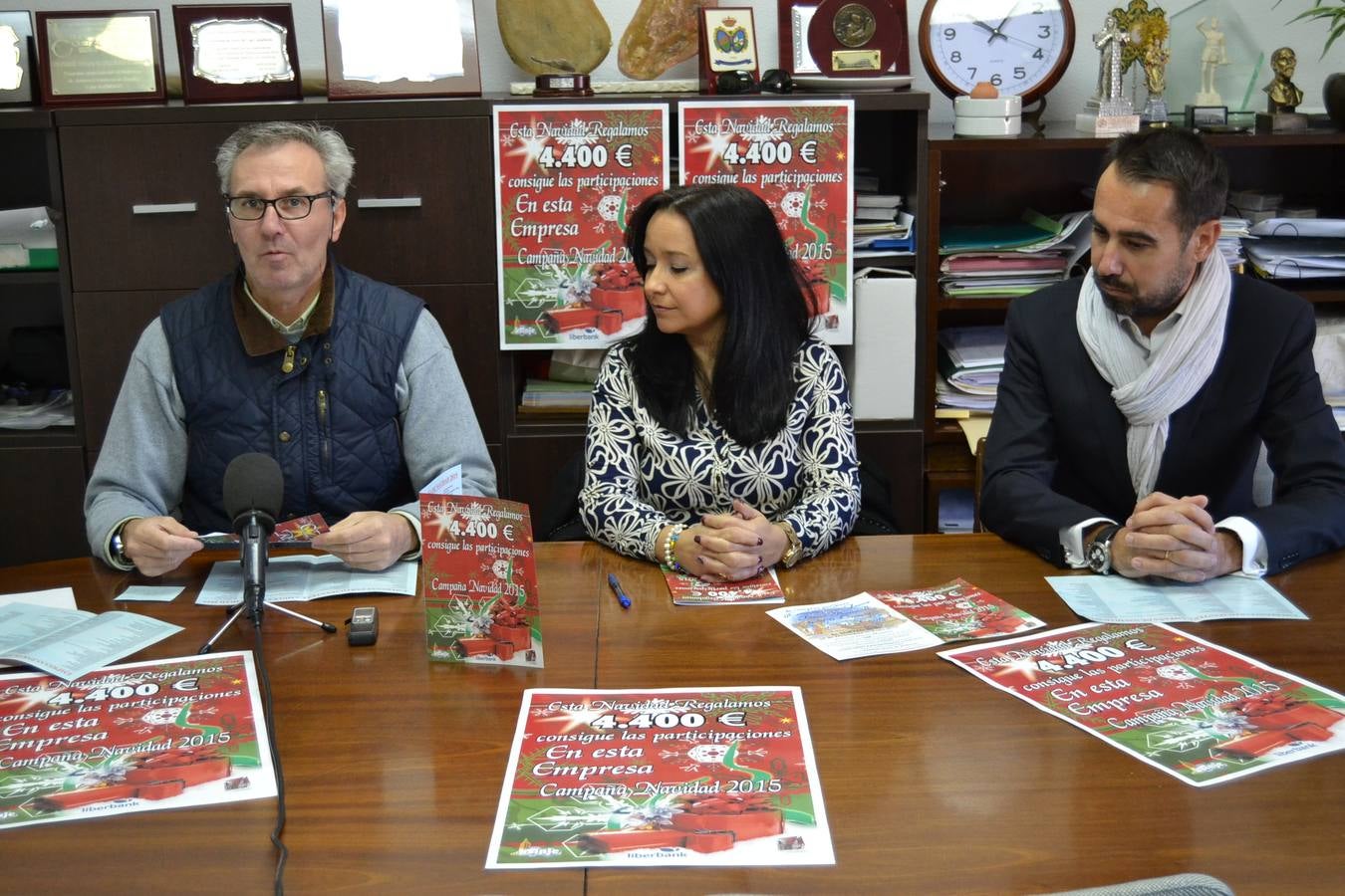 El Secretario de ASINJE, la concejala de Comercio y el director de Liberbank, en la presentación de la campaña. 