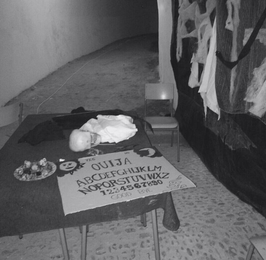 Medio centenar de jóvenes han trabajado en la escenografía y vestuario de esta actividad solidario. J.J. Rodríguez.