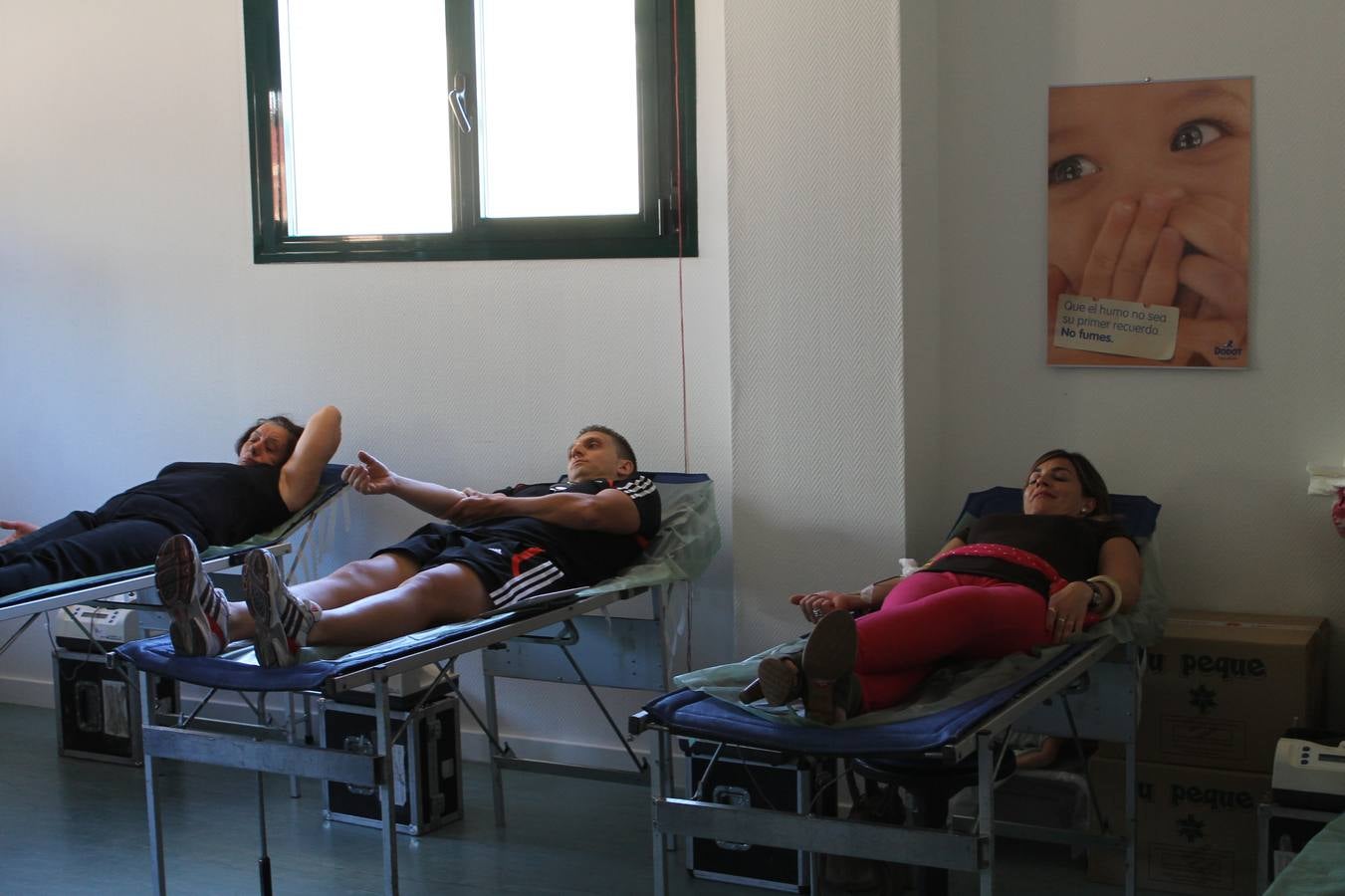 Donantes participando en una campaña anterior en el centro de salud.