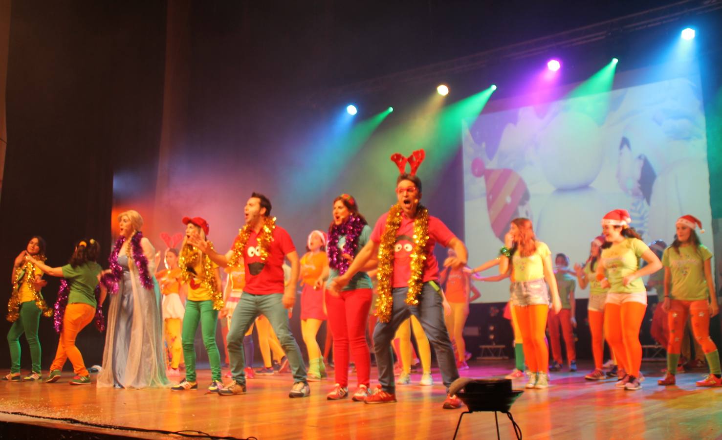 “Trouppelandia” llena de alegría y colorido el espectáculo solidario de la Hermandad de Penitentes