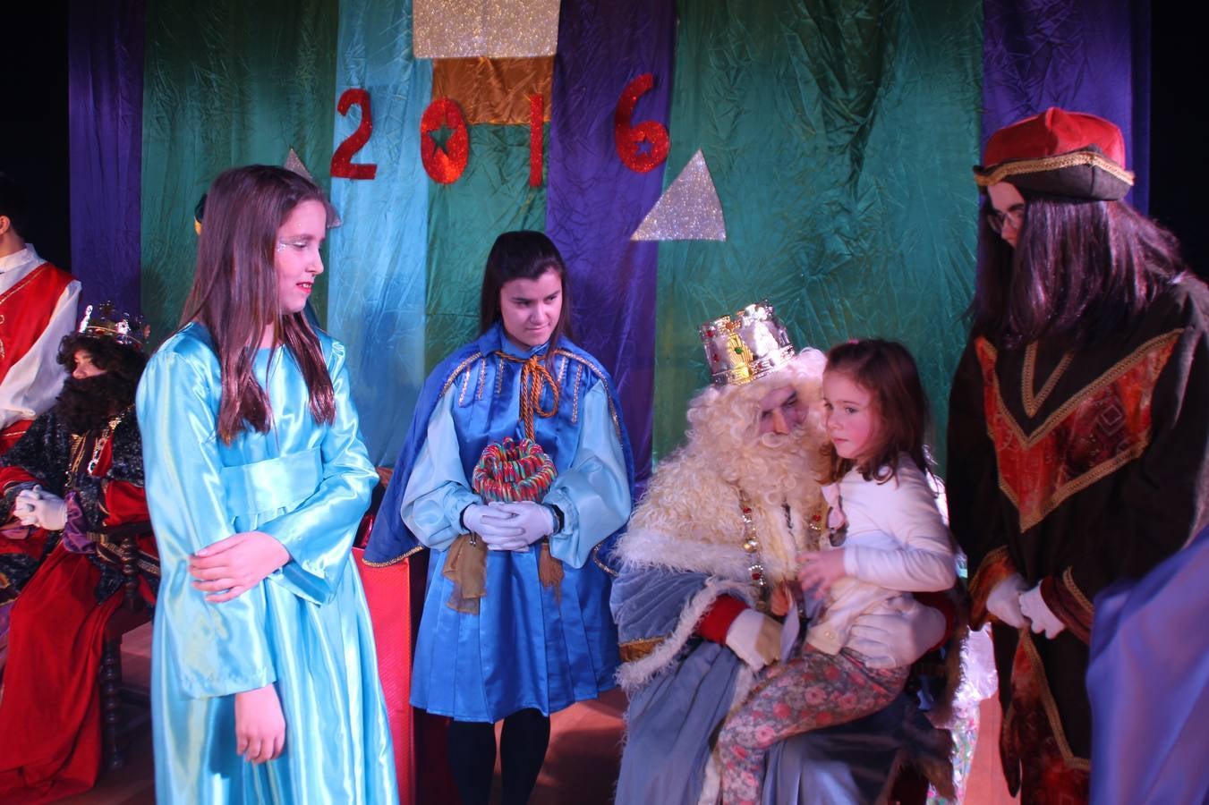 Los más pequeños entregaron su carta a los Reyes Magos.